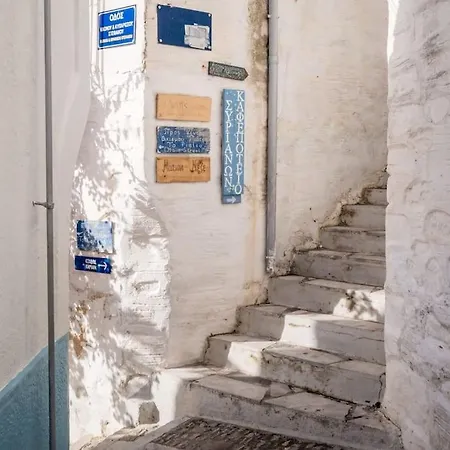 Stunning House In Castle Settlement Άνω Σύρος